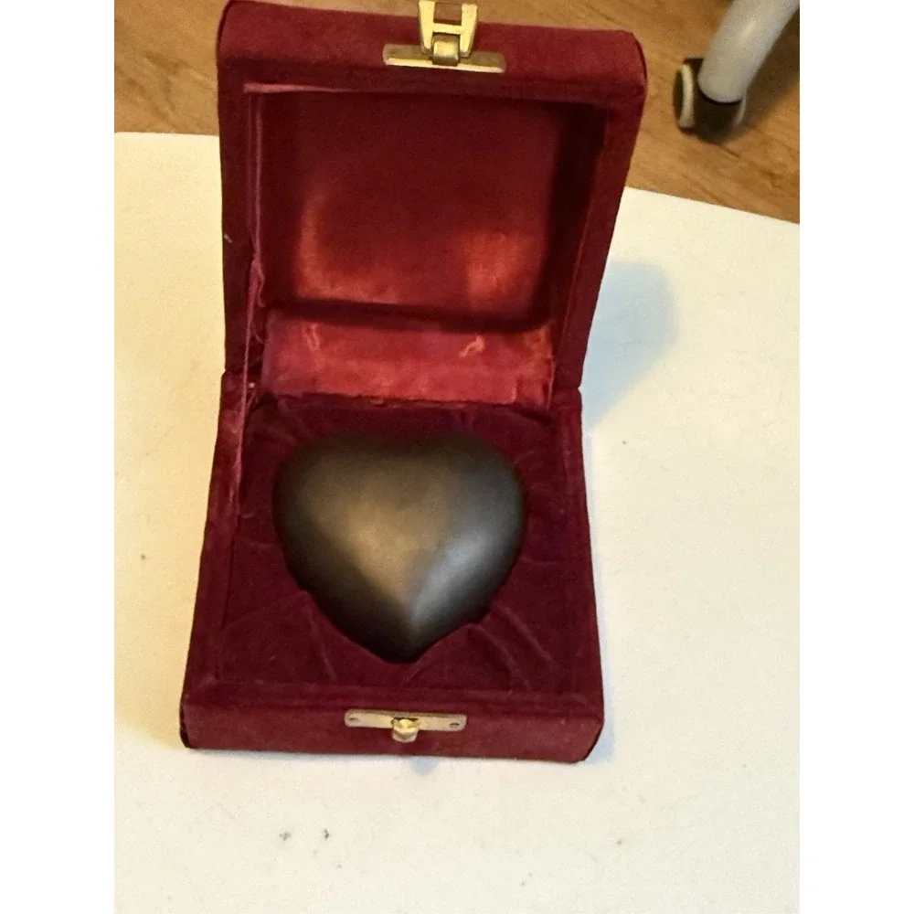 Heart Shaped Pet Urn & Keepsakes for Pet Ashes‎ Black With Case